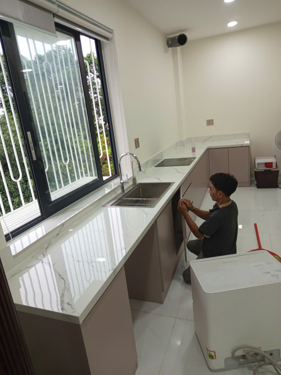 cắt đá mặt bếp giá rẻ